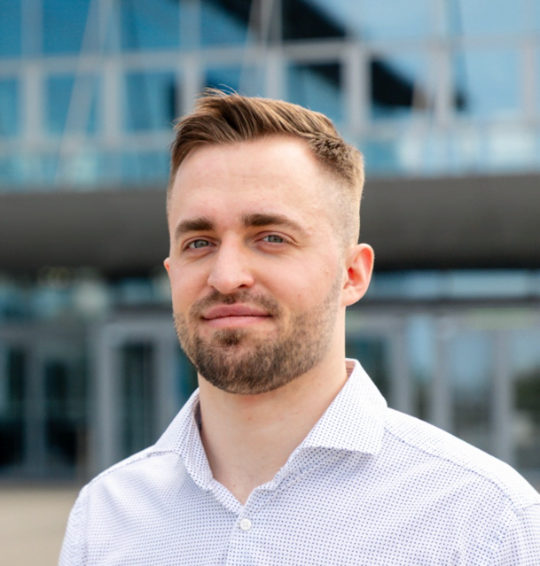 Jan Bamesberger, Gründer von IQONEX, vor dem Büro in Erfurt